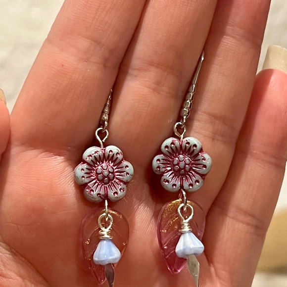 New Gorgeous Czech Glass Morning Glory Flower Earrings - Picture 8 of 9